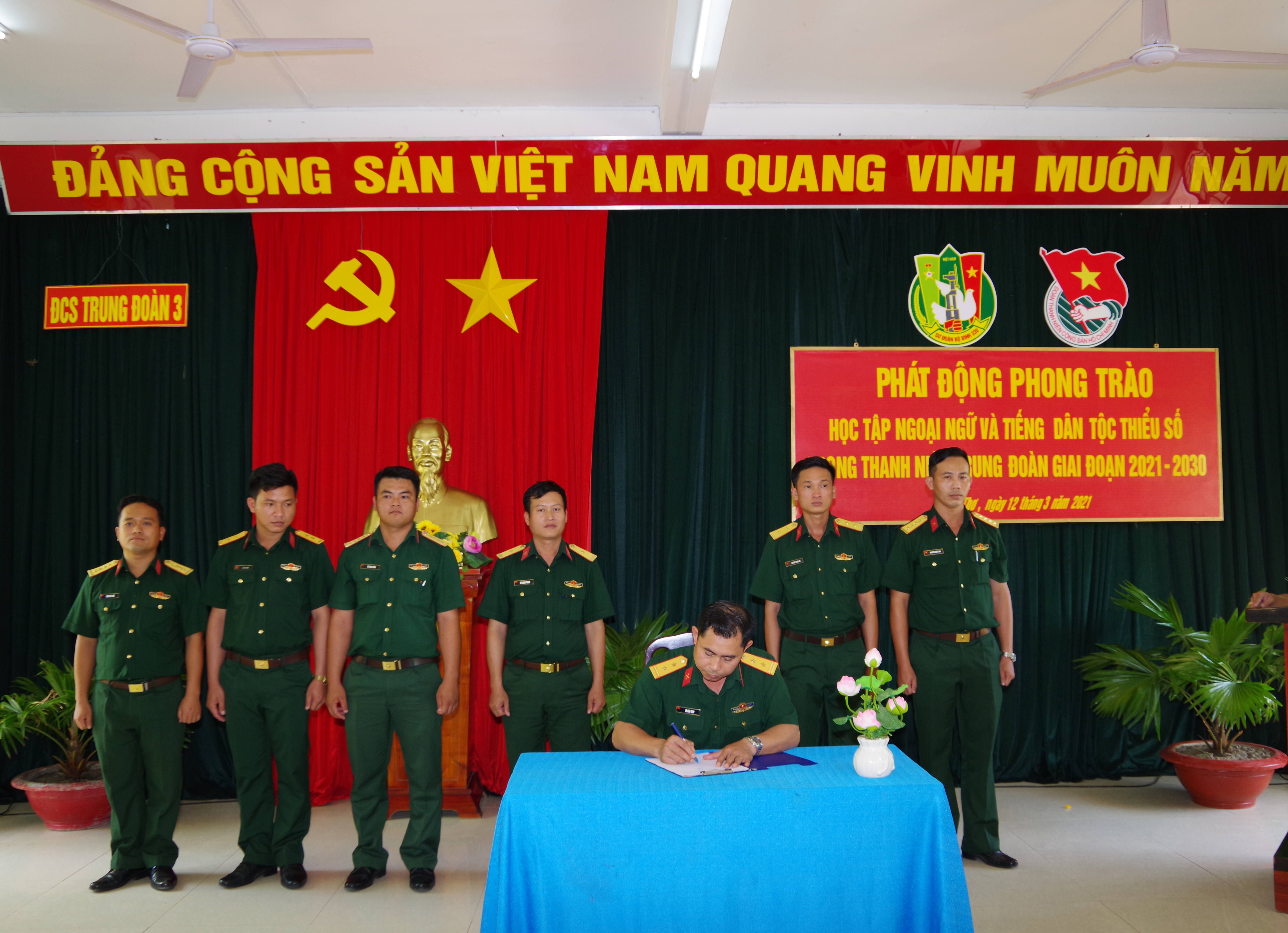 Phát động phong trào học tập ngoại ngữ và tiếng dân tộc thiểu số 